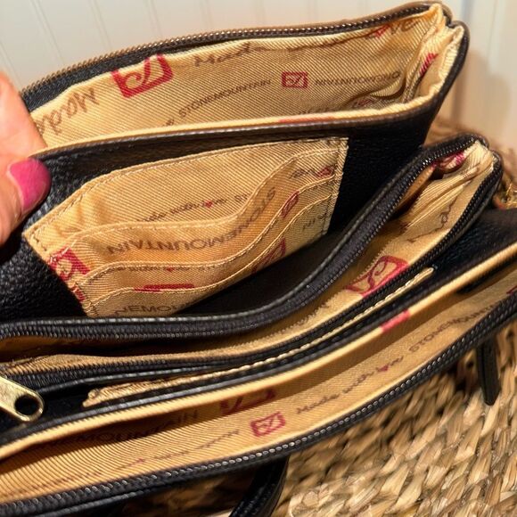 Stone Mountain Elegant Black Leather Crossbody Bag - Great Condition - Picture 9 of 16